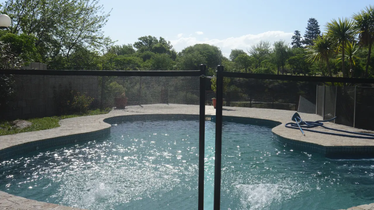 Se adapta al diseño y contorno de tu piscina.
